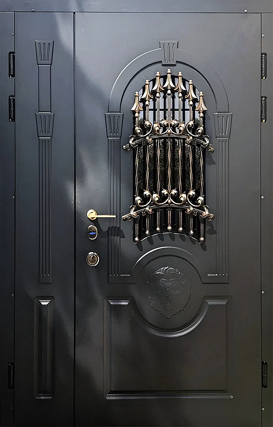 Входная дверь с двумя створками МДФ гладкий Ночной с кованым узором и львом Прайд-К88